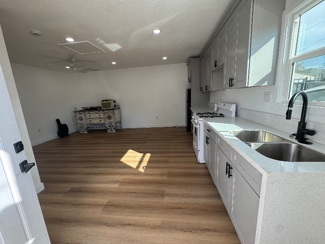 Foto del edificio - 6120 California Ave