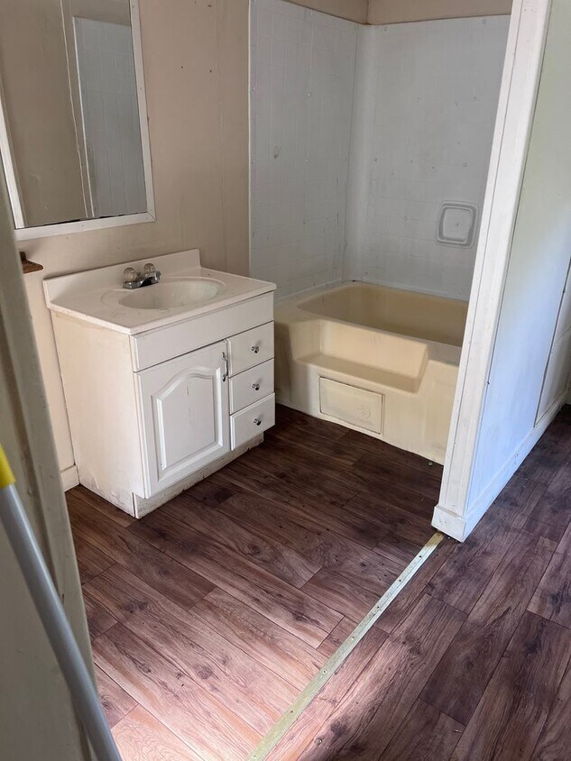 Foto del edificio - 2 Bedroom  Home -ALL UTILITIES INCLUDED!