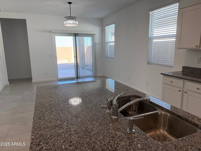 Foto del edificio - 40060 W Hillman Dr