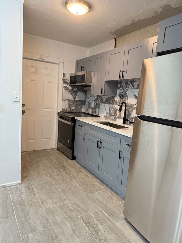 Building Photo - 716 W 5th St