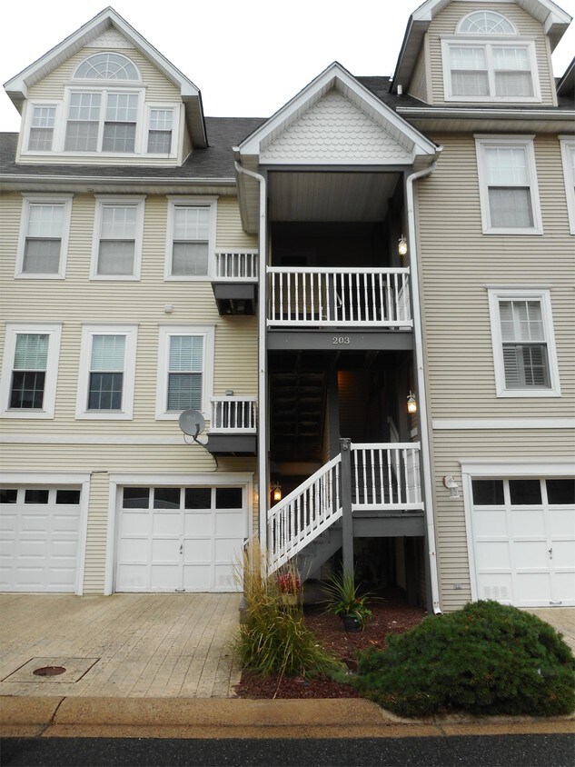 Primary Photo - 203B Seneca Way