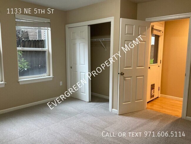 Building Photo - Beautiful Townhome in a Secured Gated Comm...