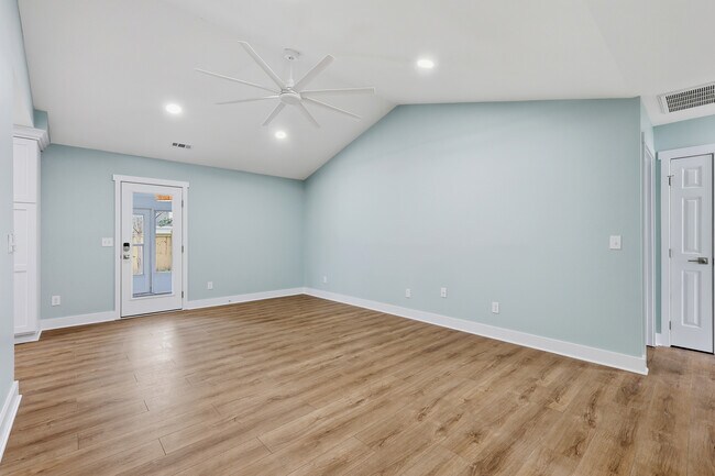 Building Photo - 303 Hixon Pl