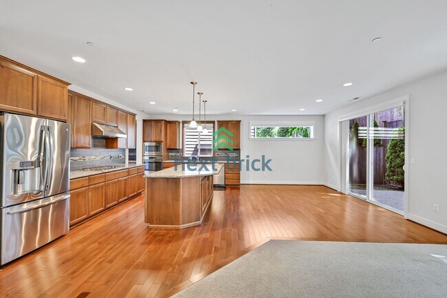 Foto del edificio - A spacious 4-bedroom+ 2 dens +Bonus Room a...
