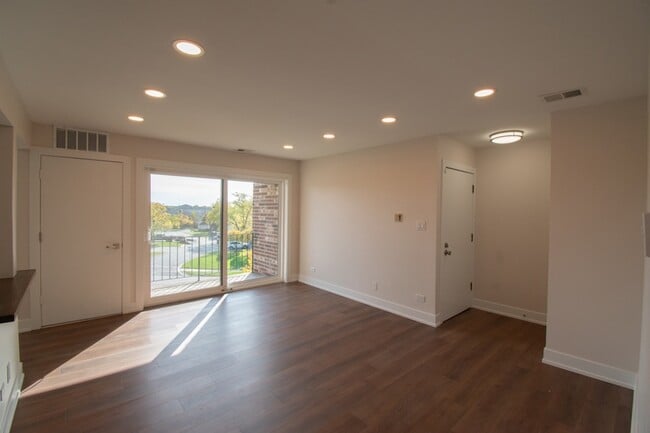 Building Photo - 14949 Lake View Dr