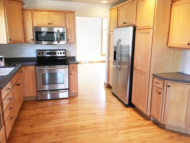 Building Photo - Executive 3-Bedroom (plus bonus room) 3 1/...
