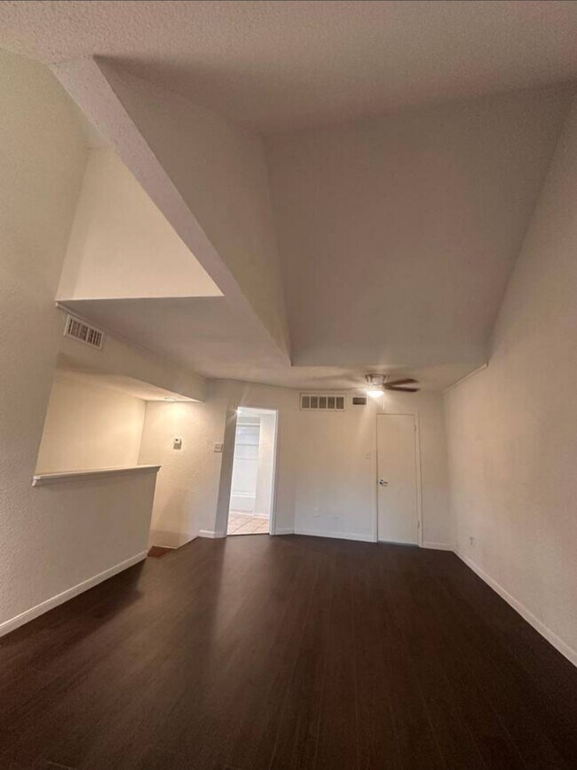 Foto del edificio - 17210 Imperial Valley Dr