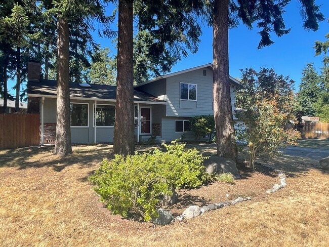 Building Photo - ***PENDING APPLICATION***Spacious 3 Bedroom Home in Cul-de-sac! Pet Friendly!