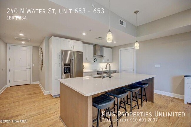 Foto del edificio - 240 N Water St