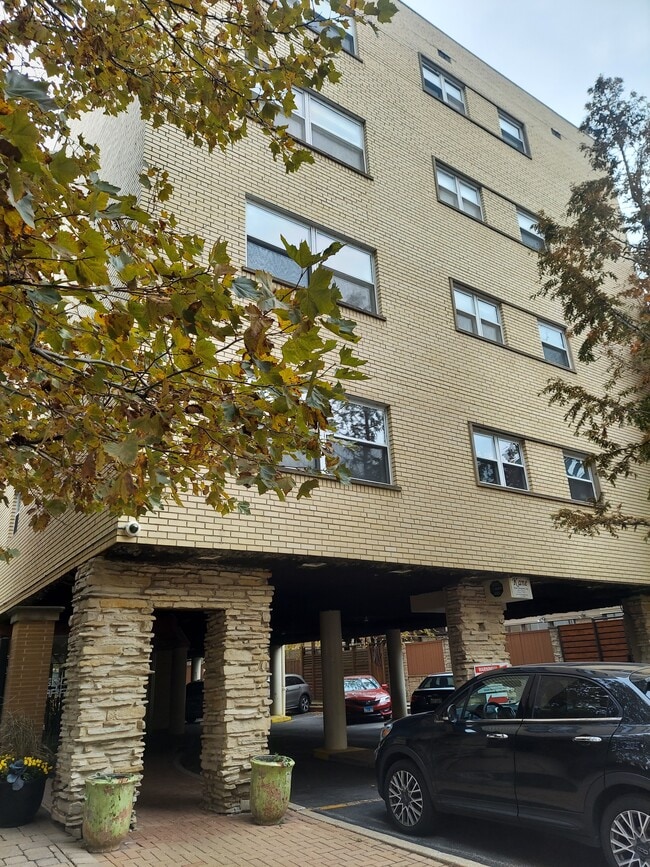 Building Photo - 530 W Barry Ave