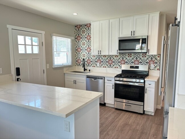 Building Photo - Historic renovated 3 bedroom Craftsman In ...