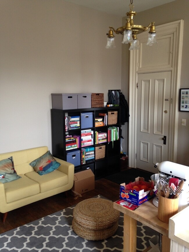 Building Photo - Historic upstairs 1 Bedroom 1 Bath apt