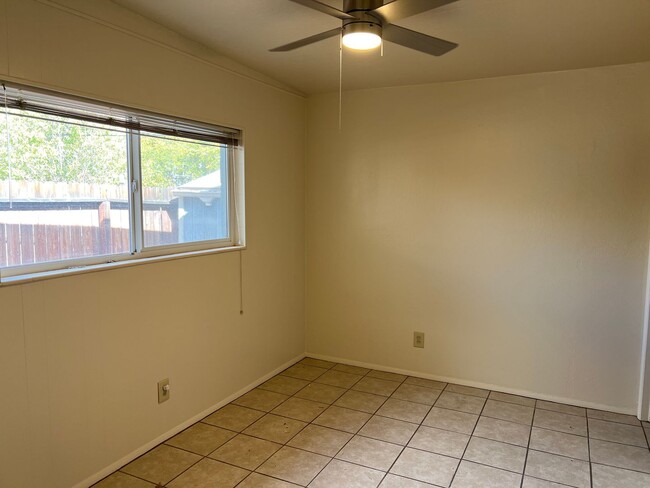 Building Photo - Spacious Updated 1 bedroom, 1 bath Availab...