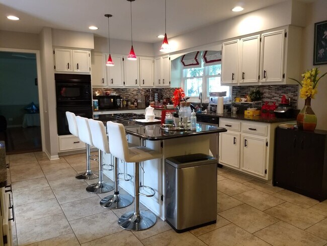 Foto del edificio - 4220 Bear Creek Ct