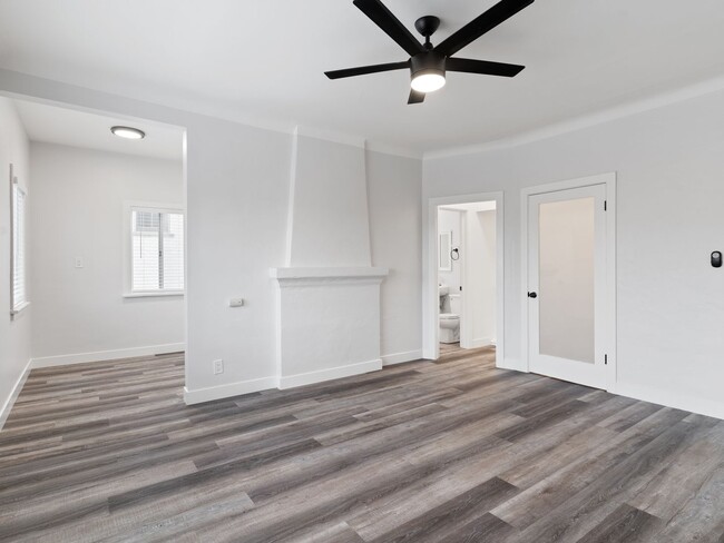 Building Photo - 608 W 6th St