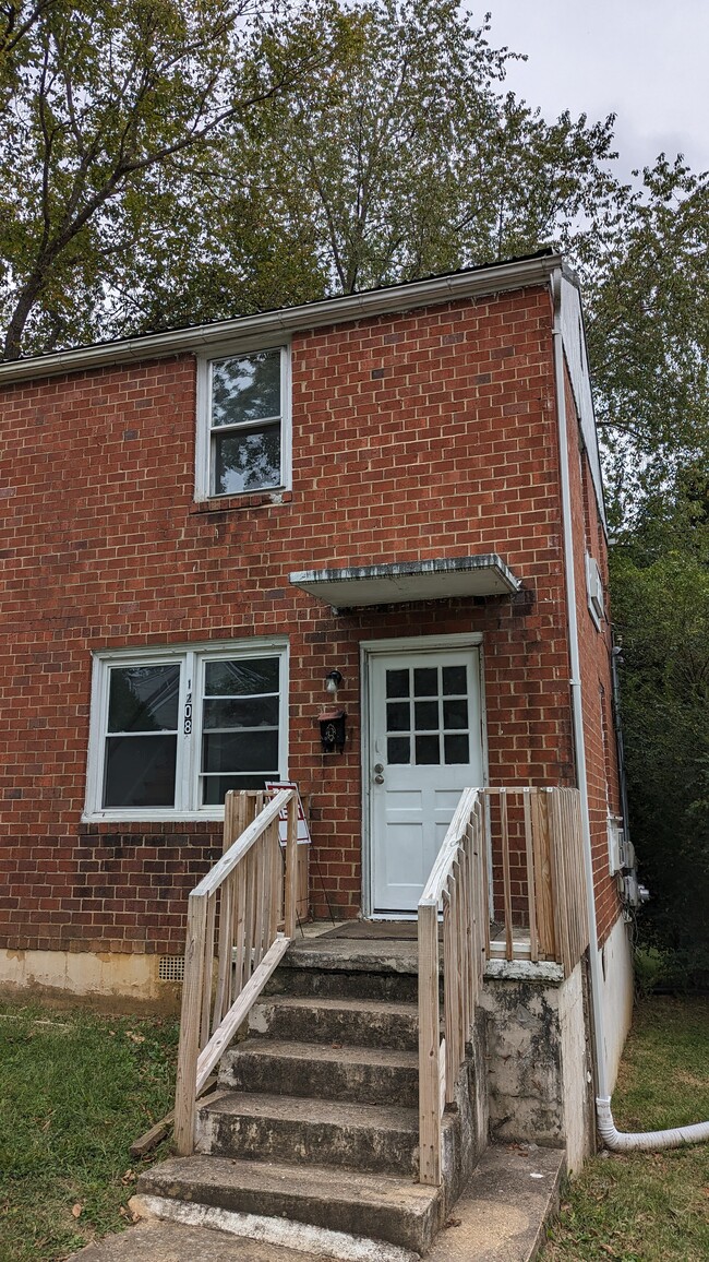 Front porch - 1208 Preston St