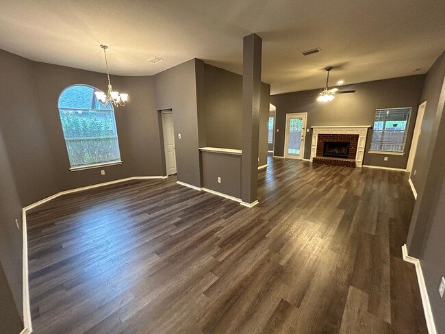 Building Photo - **PENDING APPLICATION** MUST SEE!! Gorgeou...
