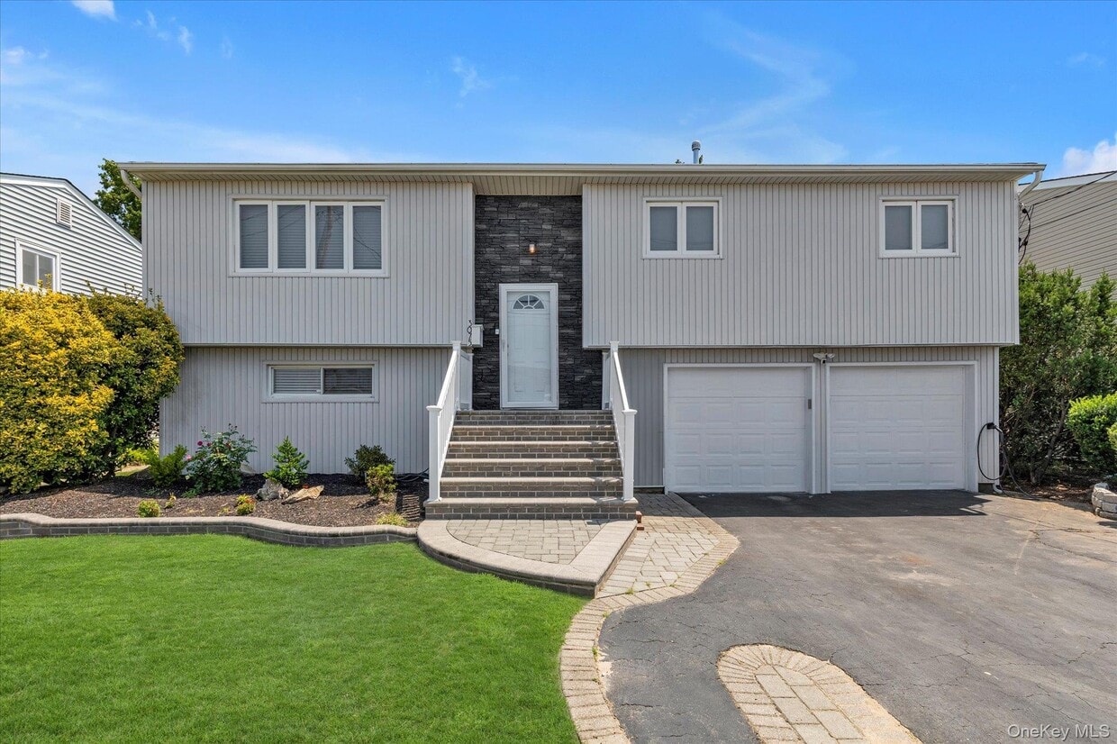 Primary Photo - 3075 Whaleneck Dr
