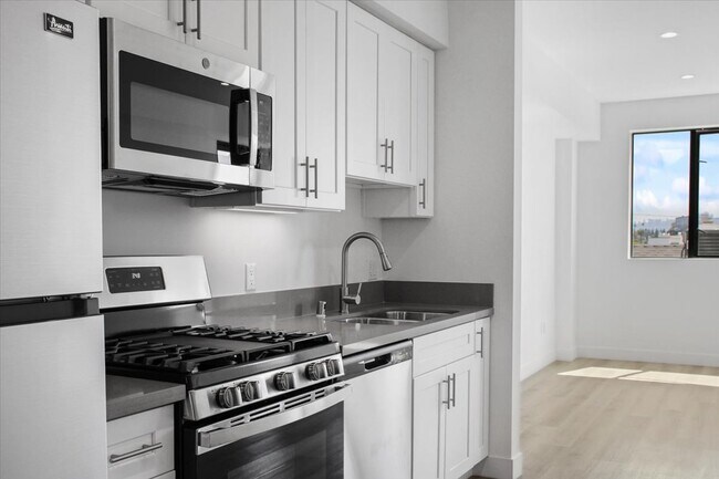 Building Photo - 5612 Lexington Ave Los Angeles, CA 90038