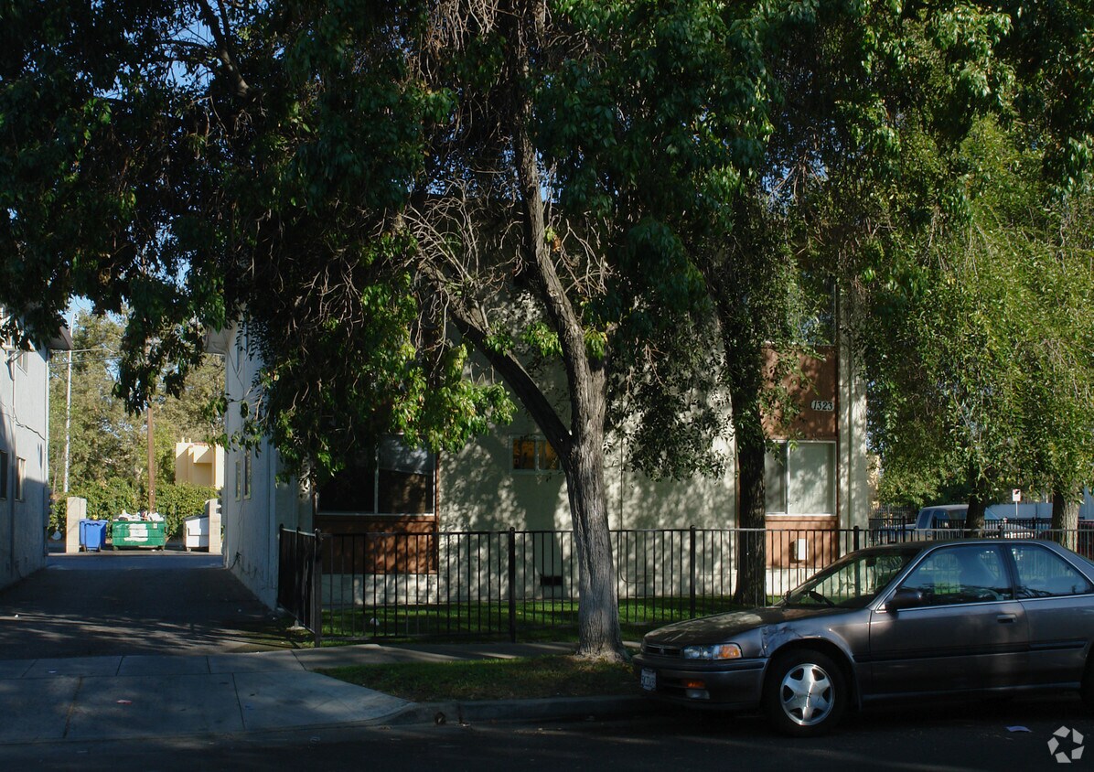 Building Photo - 1323 Crucero Dr