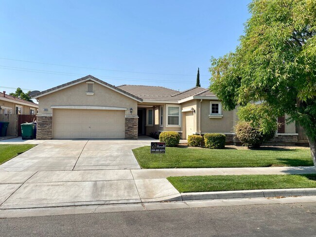 Building Photo - HUGE Single Story 4 Bedroom 3 Bath with 3 ...