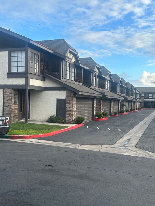 Building Photo - Charming 3-Bed/2.5-Bath Townhome with 2-Ca...