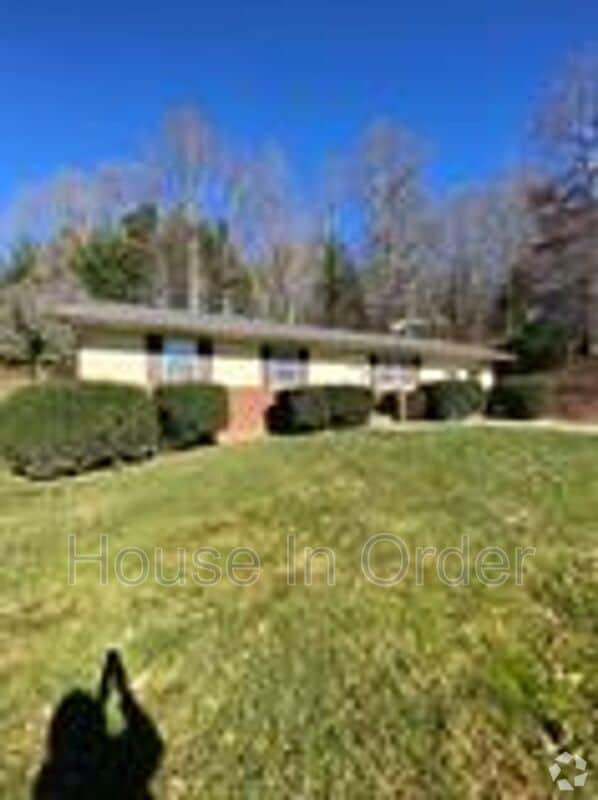 Building Photo - 4 Westwood Dr
