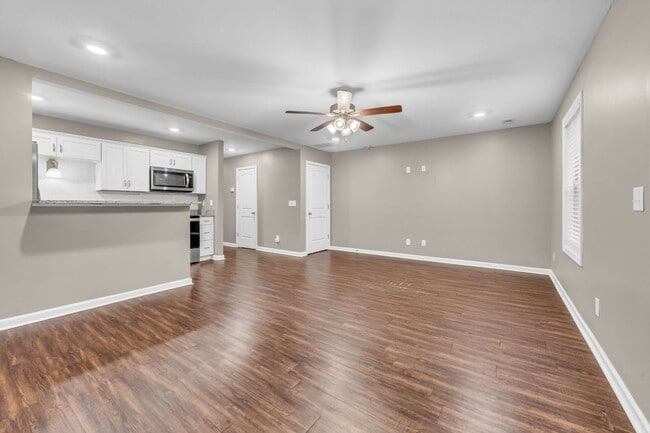 Building Photo - 135 Country Ln