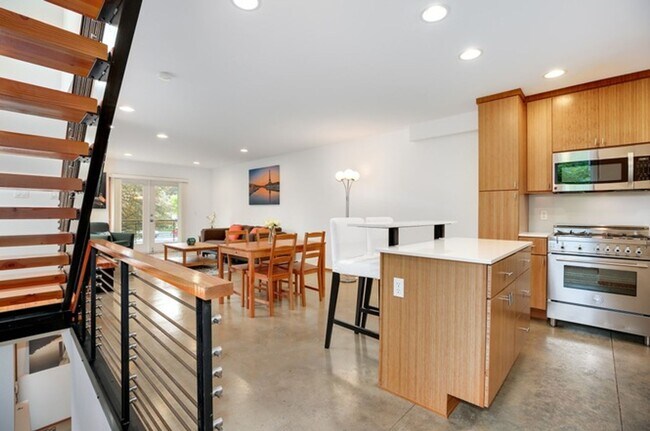 Foto del edificio - Stunning Modern 3 Bed / 2.5 Bath Townhome in Beautiful Maple Leaf Neighborhood