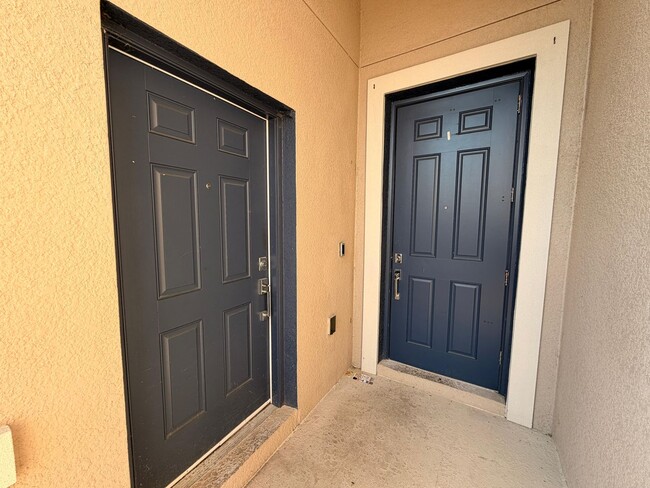 Building Photo - Rare find In-Law suite Home! Single family house with Separate entry and kitchen, laundry set!