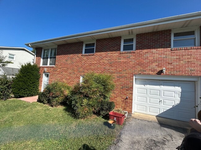 Building Photo - Beautiful 3 bed 3 bath home with finished ...