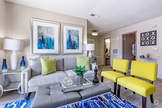 1BR, 1BA - 685SF (A2) - Living Room - Element Apartments