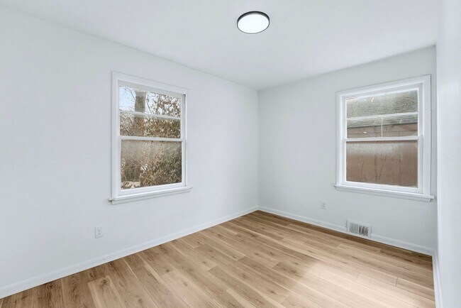 Foto del edificio - Updated 3 BR with Garage & Basement