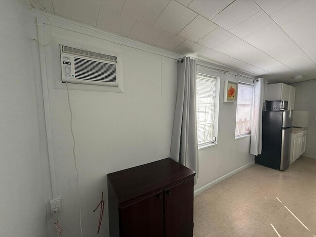Building Photo - 605 E Coast Ave