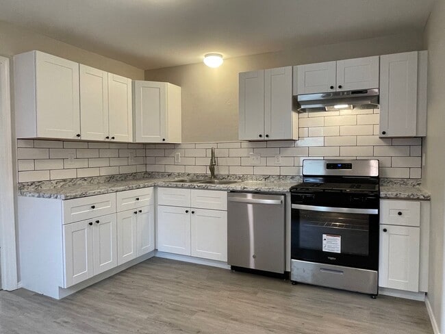 Building Photo - Conveniently Located 3 Bedroom 1 Bathroom ...