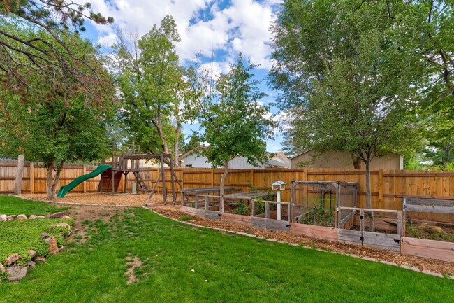 Building Photo - 411 Redwood Dr