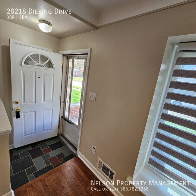 Foto del edificio - 28218 Diesing Dr