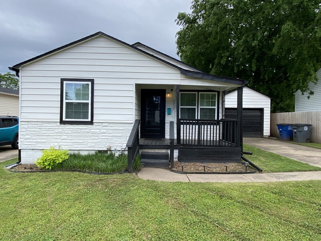 Primary Photo - 6932 E 5th Pl