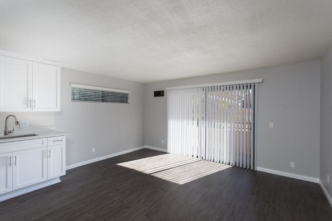 Building Photo - bedroom in San Diego CA 92102