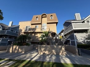 Building Photo - 843 Hayworth Ave