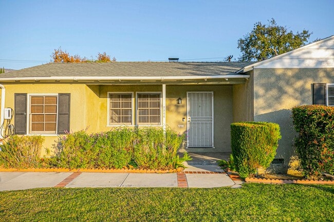 Building Photo - 2206 N Orchard Dr
