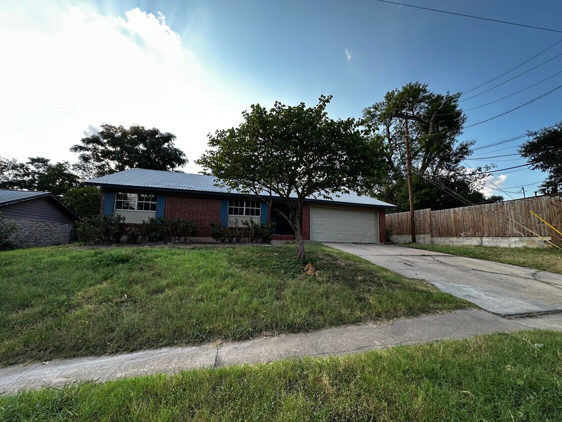 Foto principal - 2404 Parker Ln
