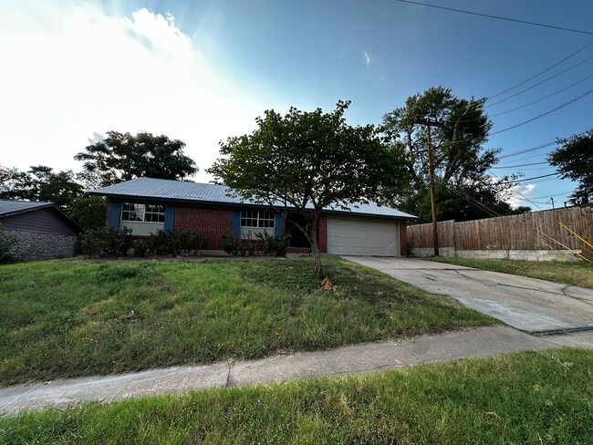 Building Photo - 2404 Parker Ln