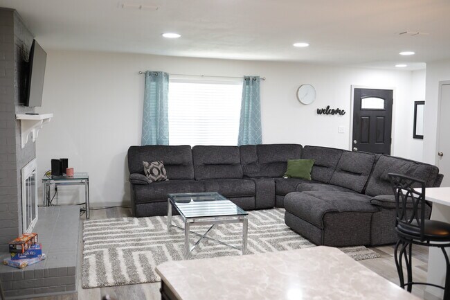 Foto del edificio - 804 Hilltop Dr