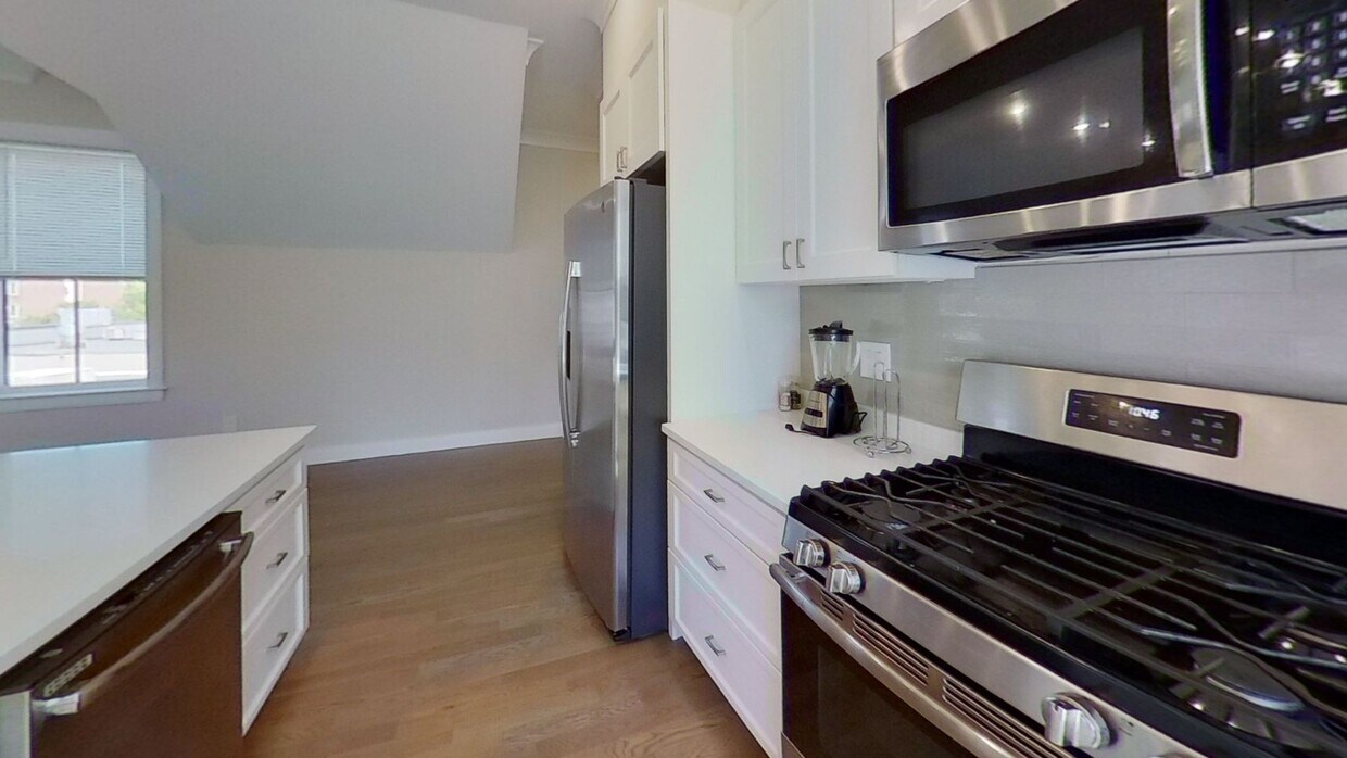 Foto principal - 9/1 No fee! Allston 3BR/2BA with laundry i...