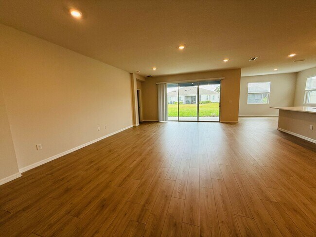 Building Photo - New built 4 bedroom 3 bath 3 car garage in Coddington Subdivision