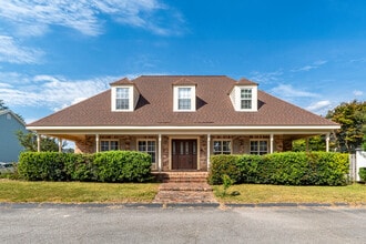 Building Photo - 15 Mulberry Ln