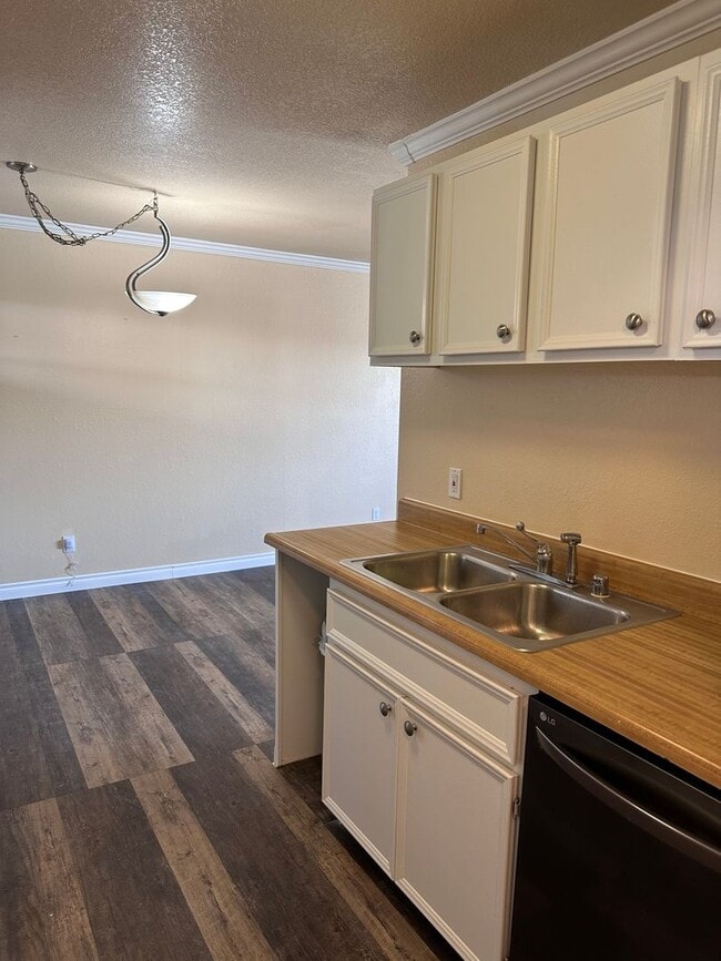 Building Photo - Affordable East Anchorage with W/D in Unit