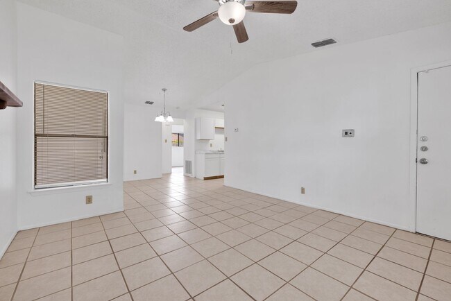Building Photo - Charming 2-Bedroom, 1-Bathroom Home with U...