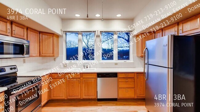 Building Photo - Beautiful 4 bedroom townhouse with large f...